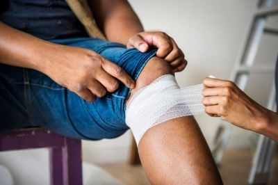 Wrapping knee with bandage
